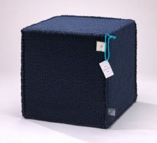 Sitzpouf in Handarbeit gestrickt Beauty Cube dark blue