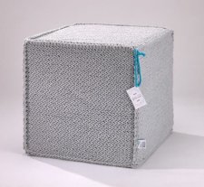 Sitzpouf in Handarbeit gestrickt Beauty Cube grey
